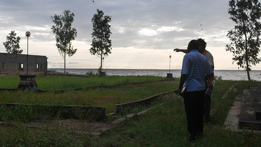Tonton Bilé et Mahery à Aby en Côte d'Ivoire